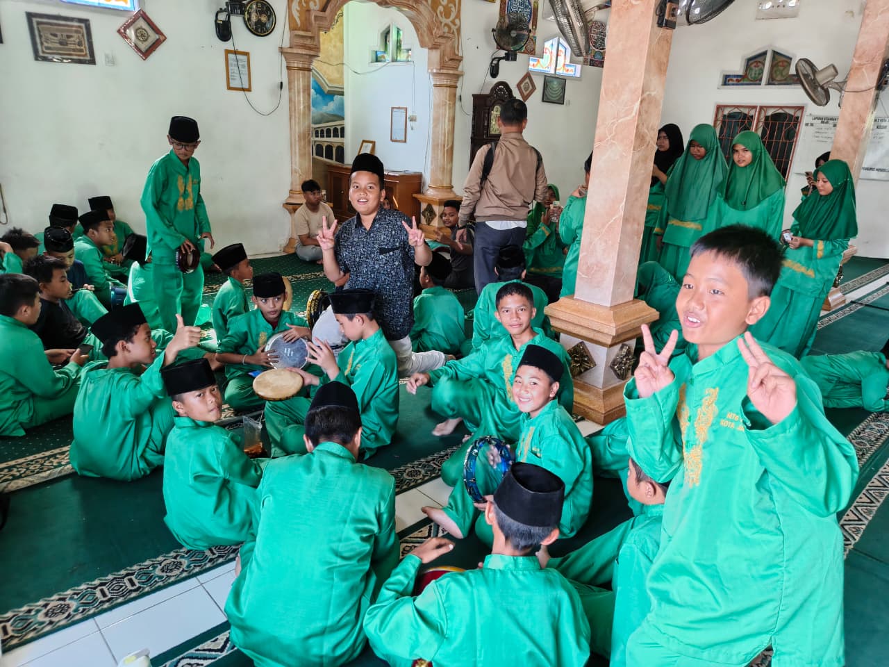 Ekskul Hadroh MTsN 2 Kota Jambi Lanjutkan Latihan Rutin dengan Materi Minggu Lalu