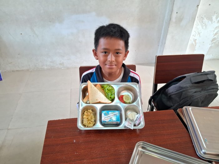 Kelas 7F MTsN 2 Kota Jambi Rayakan Jumat Berkah dengan Menu MBG yang Sehat dan Edukatif