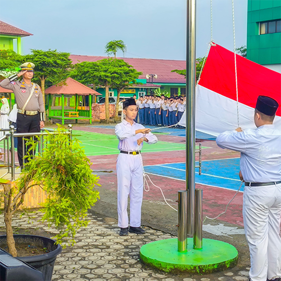Menjadi Generasi Tertib Lalu Lintas: Edukasi Keselamatan dalam Upacara di MTsN 2 Kota Jambi