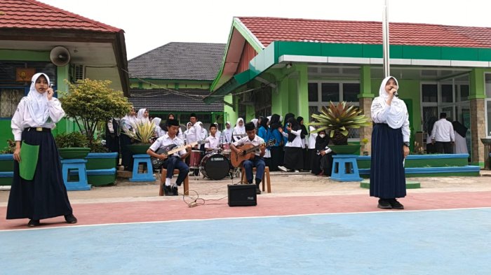 Siswa MTsN 2 Kota Jambi Tampilkan Musikalisasi Puisi di Hari Pahlawan