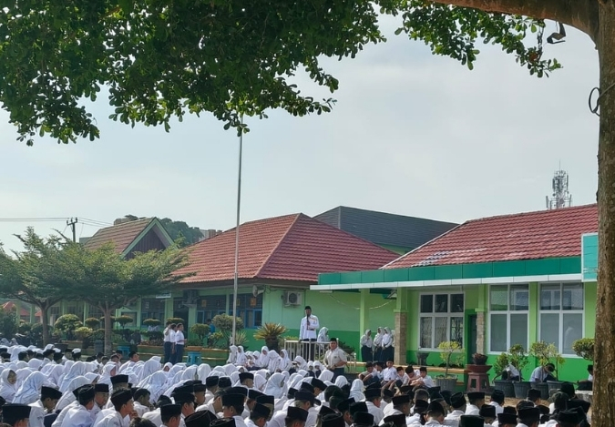 Bangun Madrasah Berkarakter: Arahan Tegas Waka Kesiswaan Usai Upacara Bangun Madrasah Berkarakter: Arahan Tegas Waka Kesiswaan Usai Upacara