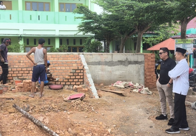 Anggota DPRD dan Kepala Madrasah Tinjau Pembangunan Panggung Kreasi