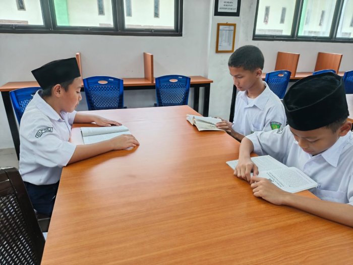 Saat Luang Siswa MTsN 2 Kota Jambi Asyik Blusukan ke Dunia Buku