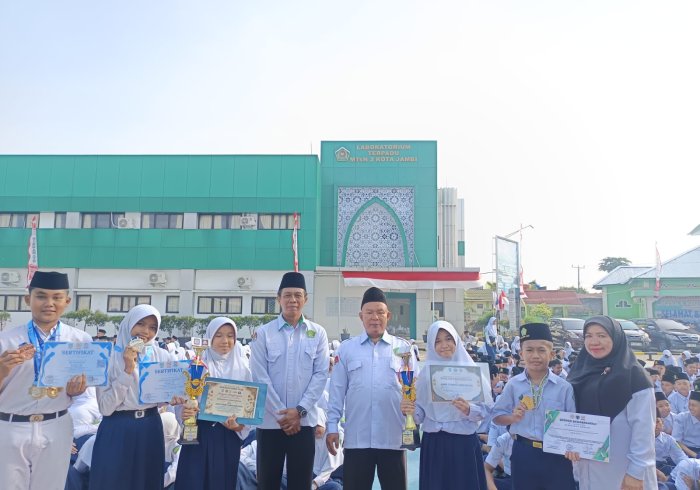 Tradisi Rutin MTsN 2 Kota Jambi: Penyerahan Penghargaan Siswa Berprestasi