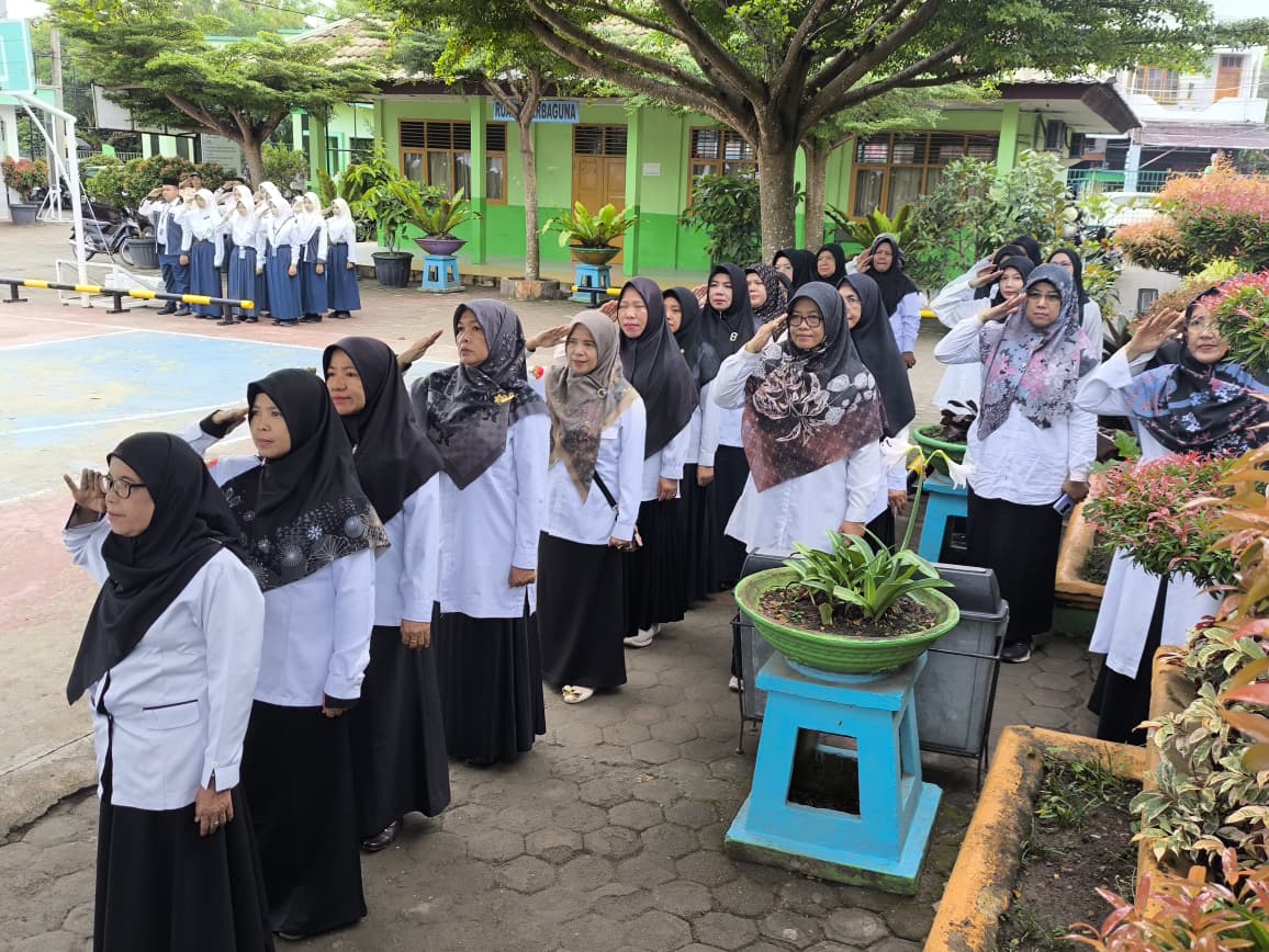 GTK MTsN 2 Kota Jambi Tunjukkan Kekompakan dalam Upacara Bendera Rutin