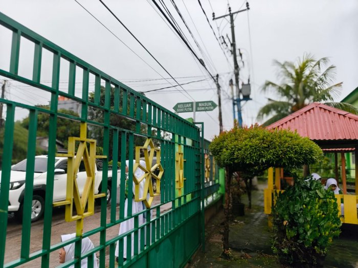 Tertib Masuk Madrasah: Pemasangan Rambu Gerbang Siswa dan Siswi Tertib Masuk Madrasah: Pemasangan Rambu Gerbang Siswa dan Siswi