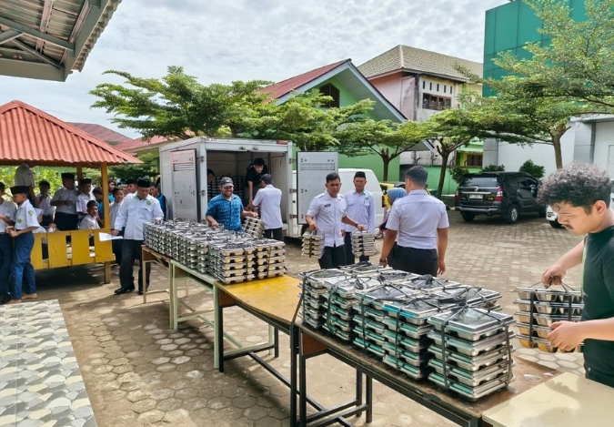 Program Makan Bergizi Gratis Resmi Dimulai di MTsN 2 Kota Jambi
