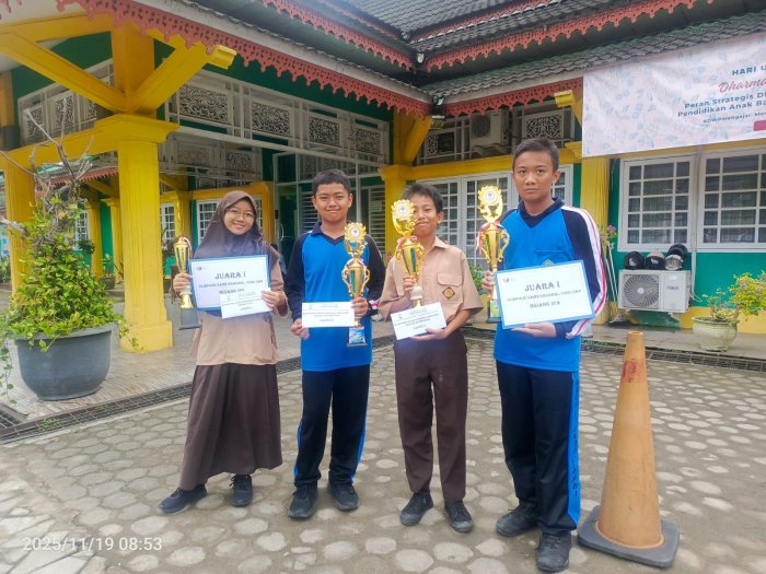 Empat Siswa MTsN 2 Kota Jambi Hadiri Penyerahan Piala OSN Tingkat Kota Jambi