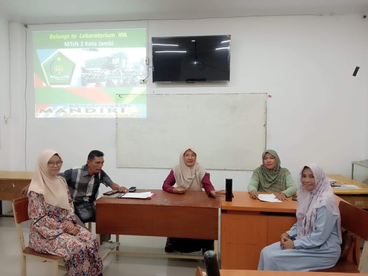 Guru Bahasa Indonesia MTsN 2 Kota Jambi Ikuti MGMP di Laboratorium MTsN 2