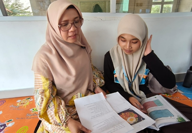 Sinergi Guru Pamong dan Mahasiswi PLP Siapkan LKPD Bahasa Inggris Sinergi Guru Pamong dan Mahasiswi PLP Siapkan LKPD Bahasa Inggris