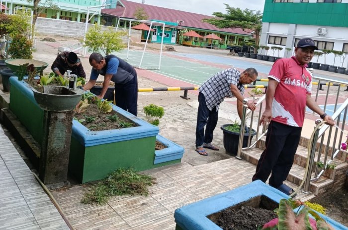 Walau WFA, Tendik Tetap Kompak Gotong Royong di MTsN 2 Kota Jambi