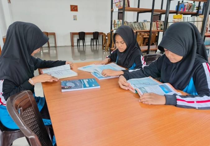 Bersahabat dengan Buku: Perpustakaan Jadi Sahabat Belajar