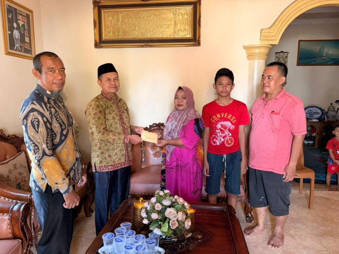 Ringankan Beban Siswa Korban Kebakaran, Drs. Ahmad Syukri Serahkan Bantuan BAZDA