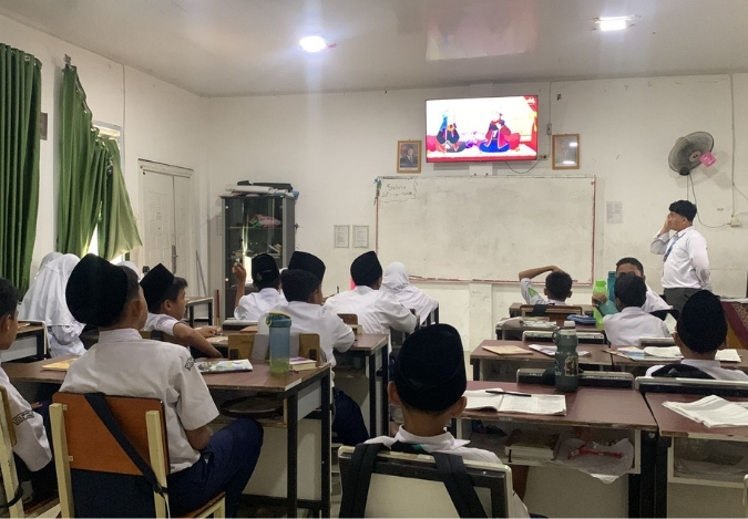 Visualisasi Akhlak Mulia: Hidupkan Nilai Dermawan di Kelas VII-J