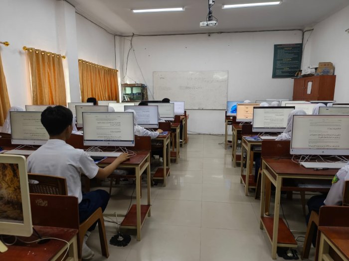 Bukan Mushaf Cetak, Siswa 9K MTsN 2 Kota Jambi Gunakan Al-Quran Digital Saat Tadarus Pagi