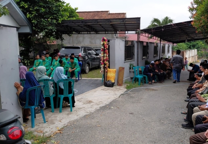 Takziah Penuh Doa: MTsN 2 Kota Jambi Mengiringi Kepergian Sang Guru