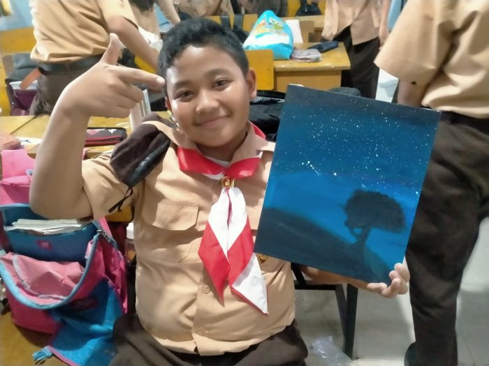 Siswa Kelas 8A Jambi Ekspresikan Diri Lewat Lukisan Alam Siswa Kelas 8A Jambi Ekspresikan Diri Lewat Lukisan Alam