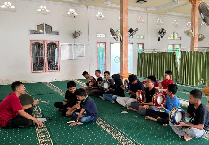 Tim Hadrah MTsN 2 Jambi Intensifkan Latihan Jelang Festival Tim Hadrah MTsN 2 Jambi Intensifkan Latihan Jelang Festival