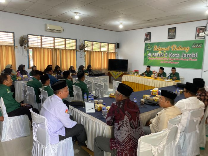 Ketua K3M Kota Jambi Ajak Kepala Madrasah Saling Bahu-Membahu pada Pertemuan Rutin di MTsN 2 Ketua K3M Kota Jambi Ajak Kepala Madrasah Saling Bahu-Membahu pada Pertemuan Rutin di MTsN 2