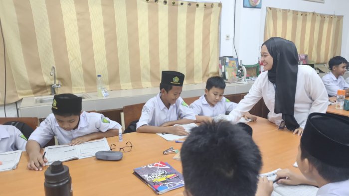 Usai PJJ, Mahasiswa PLP UIN Mengajar Perdana Bahasa Arab di MTsN 2 Kota Jambi Usai PJJ, Mahasiswa PLP UIN Mengajar Perdana Bahasa Arab di MTsN 2 Kota Jambi