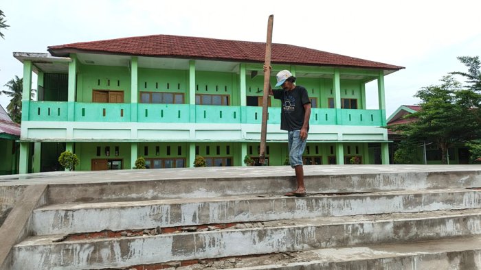 Dua Pekerja Lakukan Perbaikan Tangga Panggung Kreasi MTsN 2 Kota Jambi