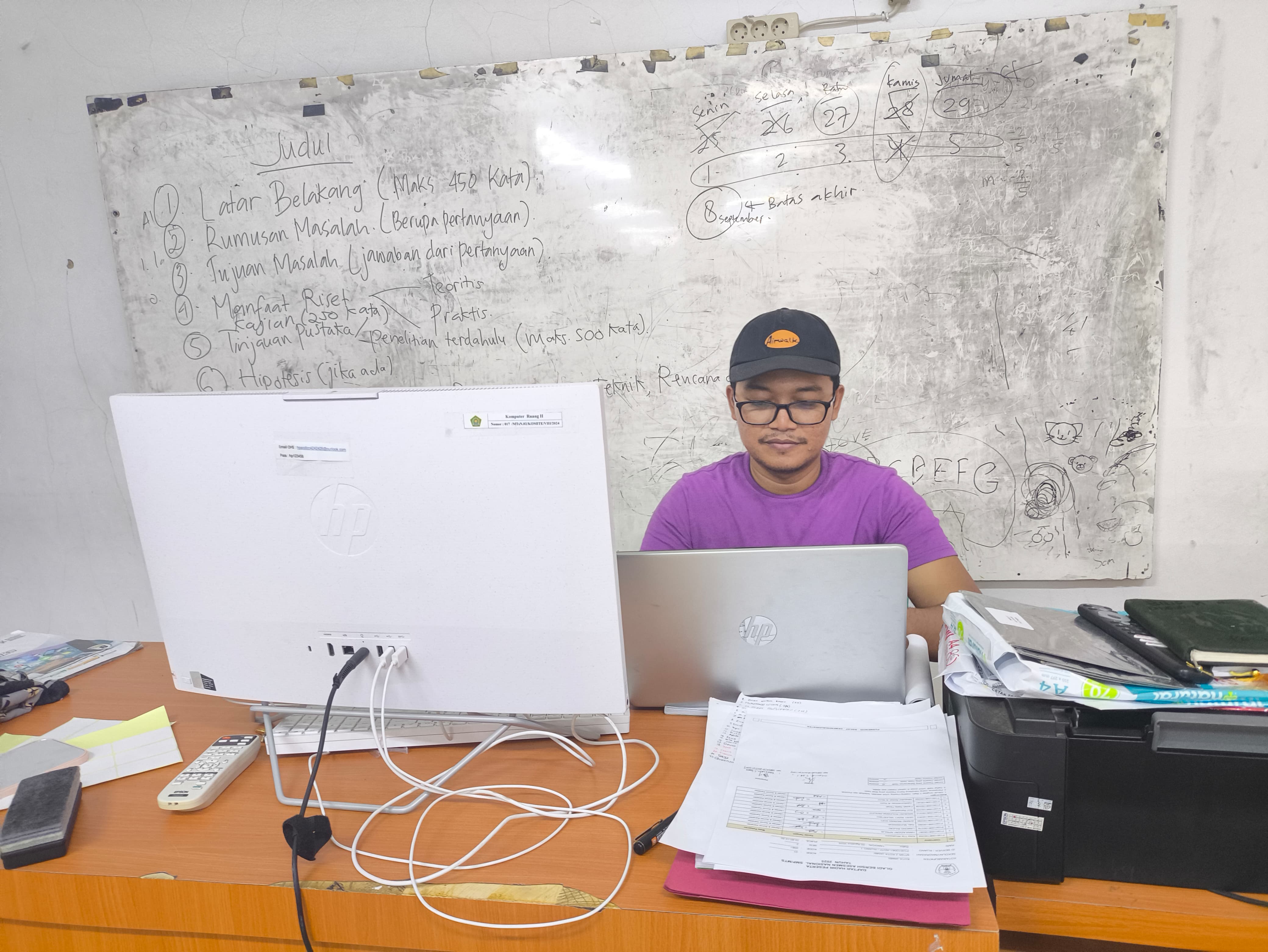 Tim Infografis Kemenag Kota Jambi dari MTsN 2 Kota Jambi Lembur Hari Ini untuk membuat Infografis Tentang Aksioma