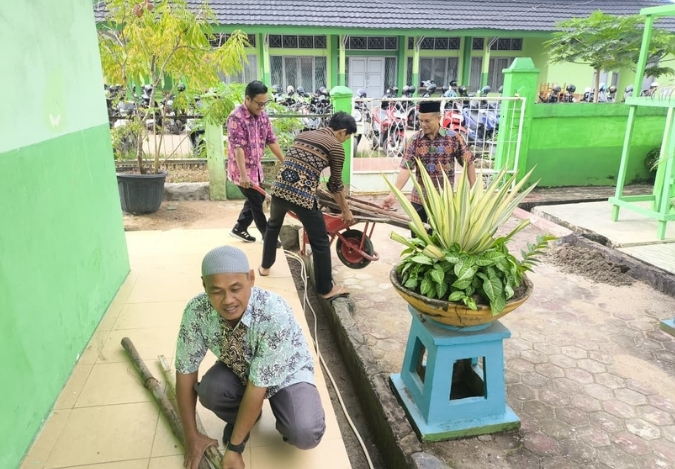 Kepala Madrasah dan Tenaga Kependidikan Bersatu dalam Gerakan Bersih Lingkungan