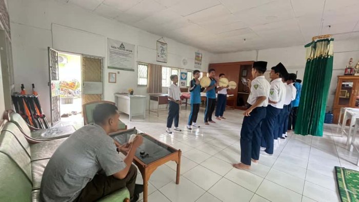 Semarak Latihan Hadroh Untuk Menyongsong Kehadiran Tamu dengan Nuansa Religius