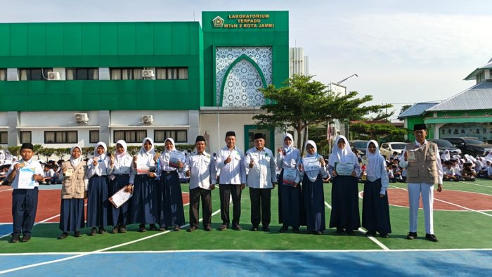 Tepuk Tangan Mengiringi Prestasi, Kepala Kemenag Kota Jambi Menyerahkan Simbol Kebanggaan Tepuk Tangan Mengiringi Prestasi, Kepala Kemenag Kota Jambi Menyerahkan Simbol Kebanggaan