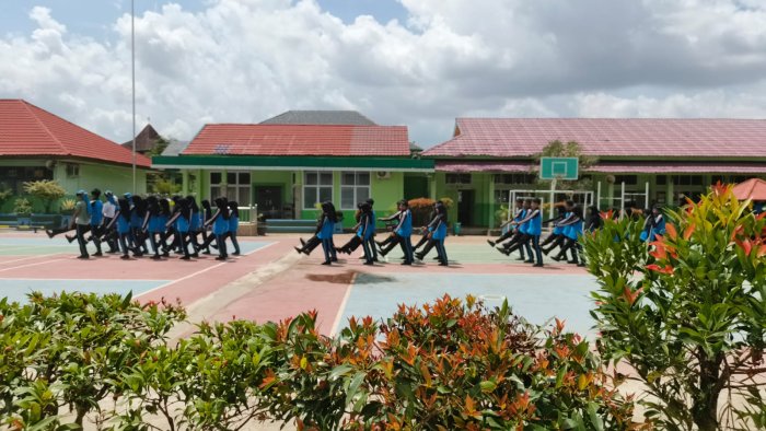 Tim Paskib Tata Formasi untuk Persiapan Upacara Hari Guru Nasional 2025