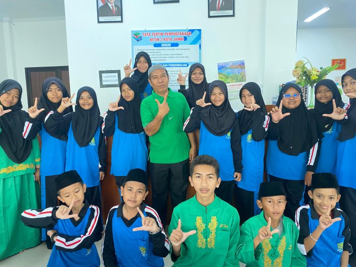 Pertemuan Perdana Duta Pustaka MTsN 2 Kota Jambi: Menyusun Struktur dan Tugas Literasi Pertemuan Perdana Duta Pustaka MTsN 2 Kota Jambi: Menyusun Struktur dan Tugas Literasi