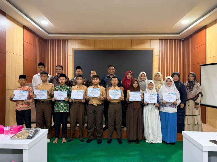 Lolos ke OMI Provinsi, Empat Siswa MTsN 2 Kota Jambi Terima Sertifikat Lolos ke OMI Provinsi, Empat Siswa MTsN 2 Kota Jambi Terima Sertifikat