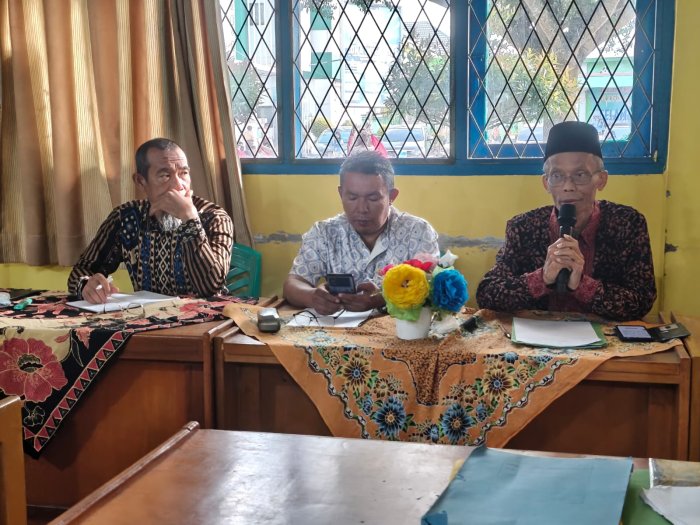 Matangkan Tahun Ajaran Baru, Pengawas Hadiri Rapat Kerja MTsN 2 Kota Jambi
