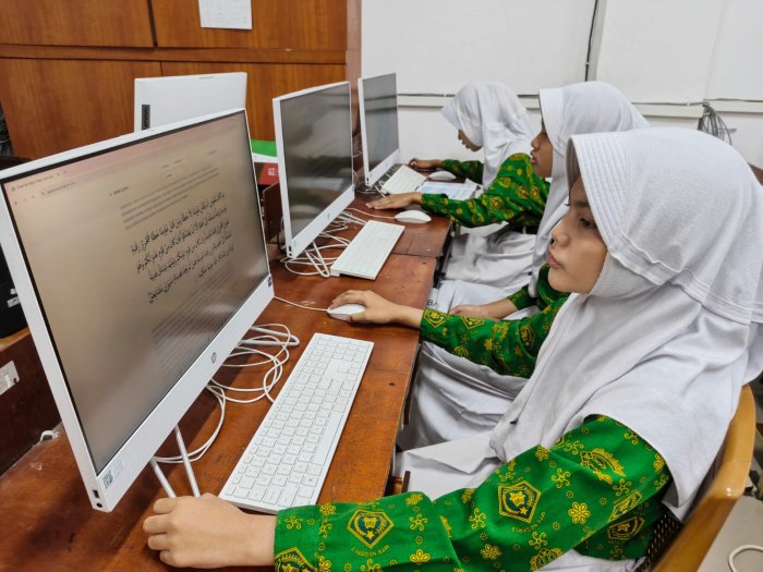 Tadarus Pagi Kelas 8F: Kembali Manfaatkan Al-Quran Fisik dan Digital di Lab Komputer Tadarus Pagi Kelas 8F: Kembali Manfaatkan Al-Quran Fisik dan Digital di Lab Komputer