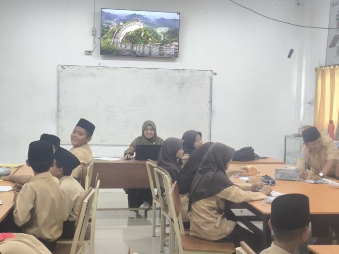 Ibu Fauziah, S.Kom Produksi Video UKIN UKMPPG Bersama Kelas 7A