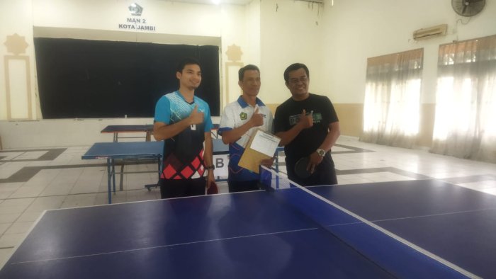 Semangat HAB: Guru MTsN 2 Kota Jambi Meriahkan Lomba Tenis Meja