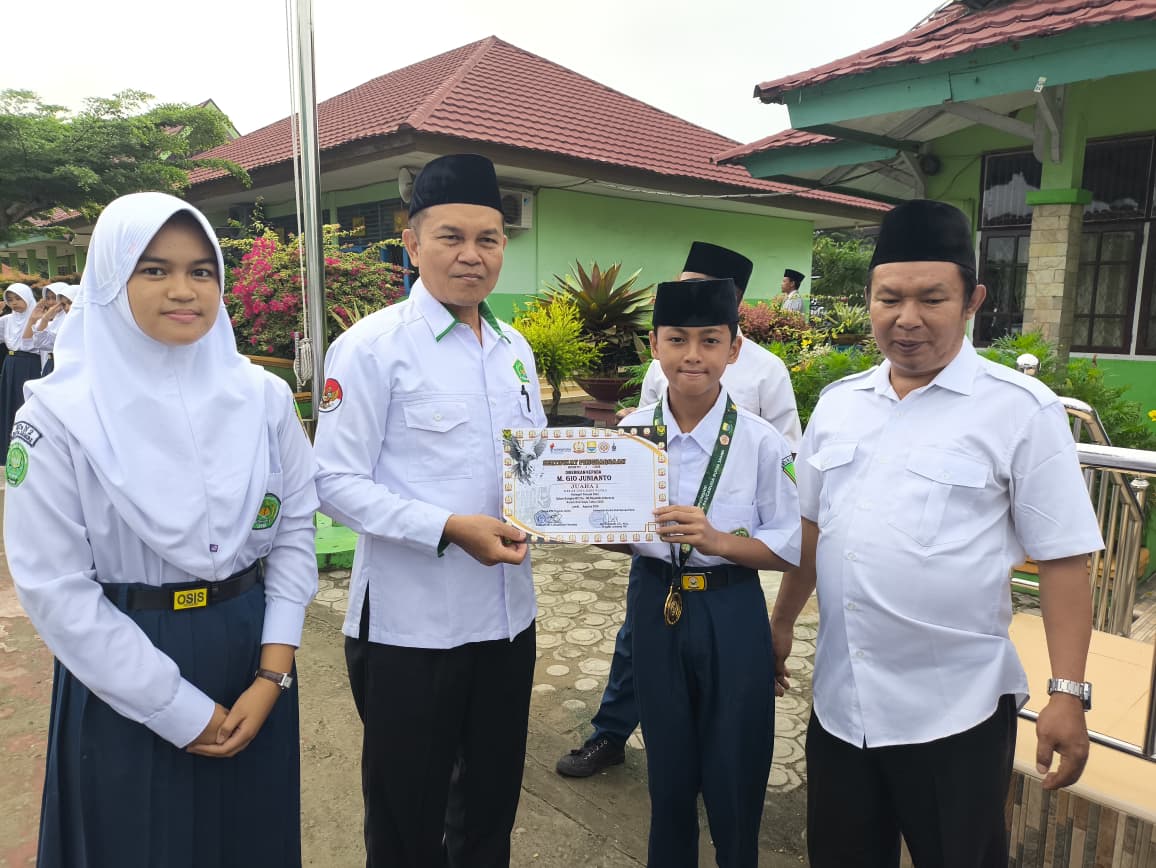 Madrasah Apresiasi Prestasi M. Gio Junianto dalam Kejuaraan Pencak Silat HUT ke-80 RI Madrasah Apresiasi Prestasi M. Gio Junianto dalam Kejuaraan Pencak Silat HUT ke-80 RI