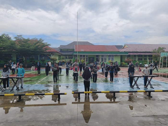 Aksi Pantang Menyerah Drum Band MTsN 2 Kota Jambi Latihan di Tengah Gerimis Aksi Pantang Menyerah Drum Band MTsN 2 Kota Jambi Latihan di Tengah Gerimis
