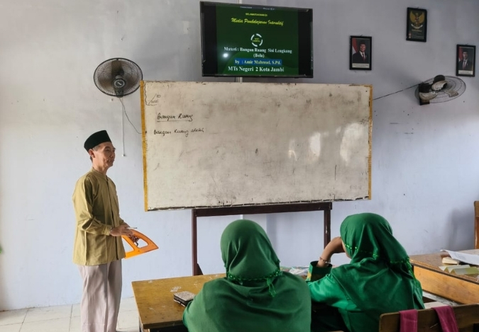 Eksplorasi Bangun Ruang Sisi Lengkung: : Dari Layar ke Logika Matematika
