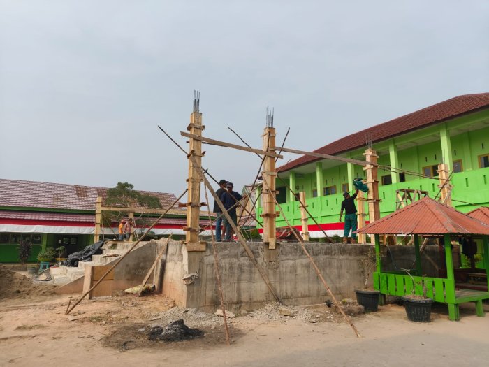 MTsN 2 Kota Jambi Mulai Pemasangan Tiang Atap Panggung Kreasi