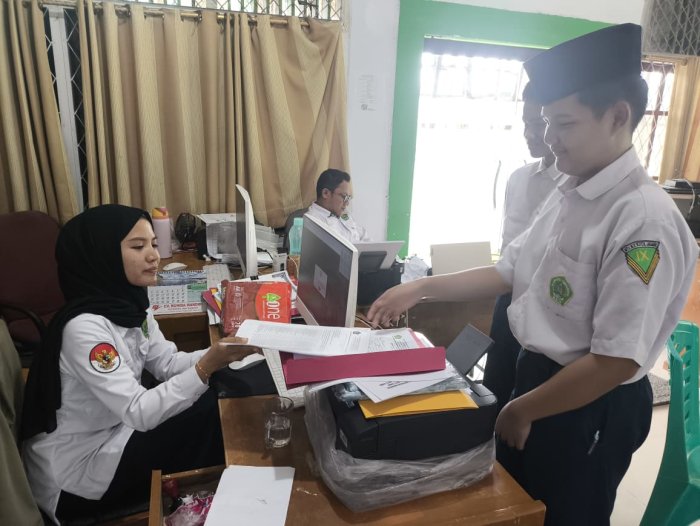 Tim TU MTsN 2 Kota Jambi Siaga Dampingi Pencairan PIP: Pelayanan Prima untuk Masanders