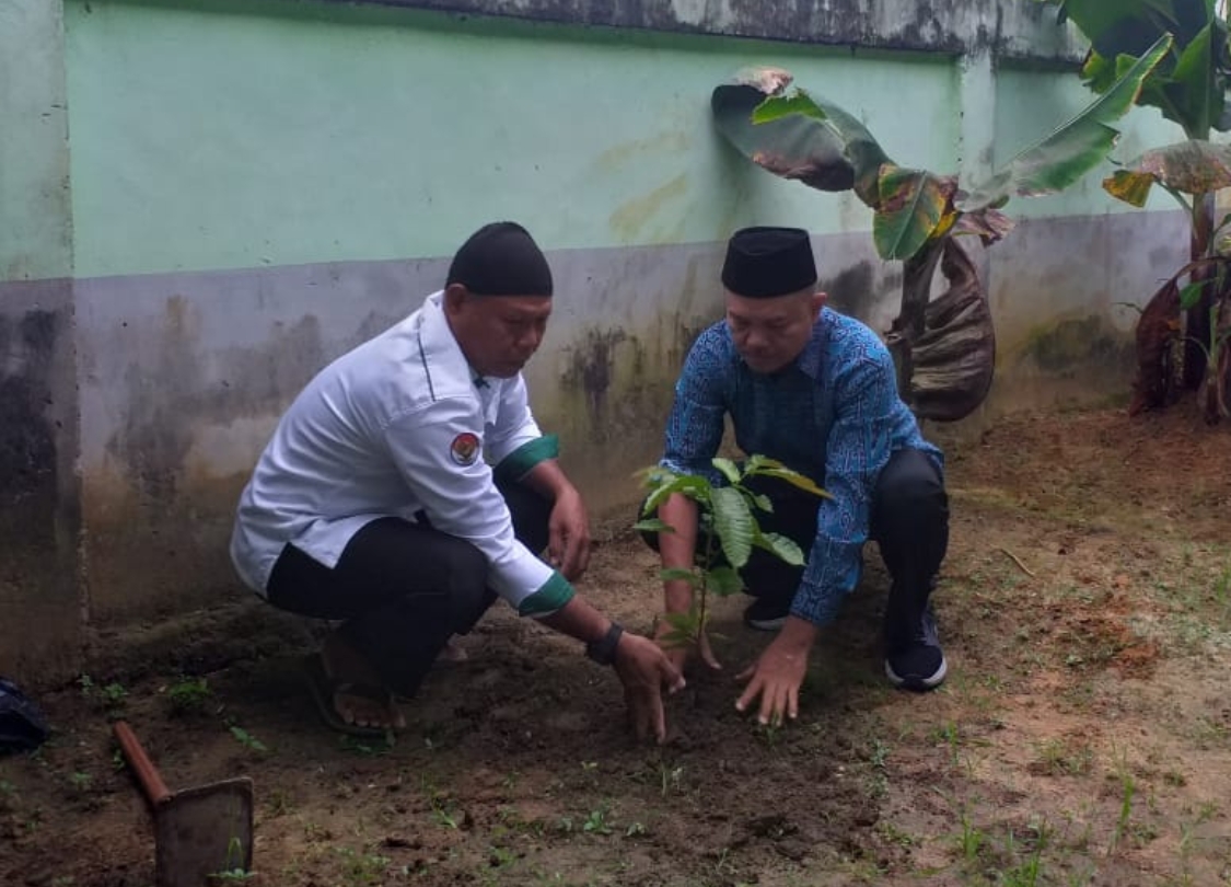 Wujud Nyata Gerakan â€œSatu Pohon, Sejuta Harapan untuk Bumiâ€ di MTsN 2 Kota Jambi
