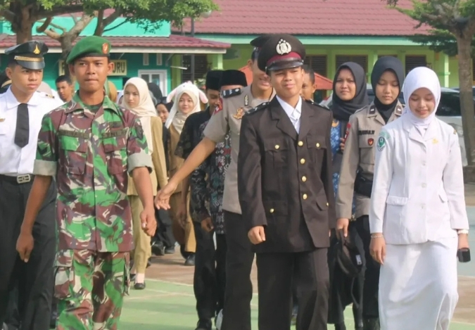 Saat Polisi, Dokter, dan TNI Menyerbu MTsN 2 Kota Jambi!