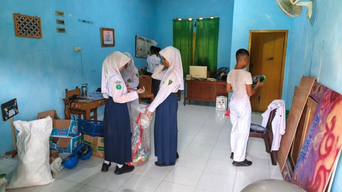 Minggu Pertama Kembali ke Madrasah, Pengurus OSIM Baru MTsN 2 Kota Jambi Bersemangat Menata Ruangan