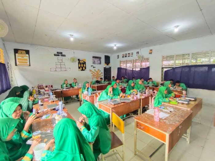 MBG Kelas 8G, 8H, 8I, dan 8J: Gizi Lengkap, Semangat Menguat, Jumat yang Menginspirasi