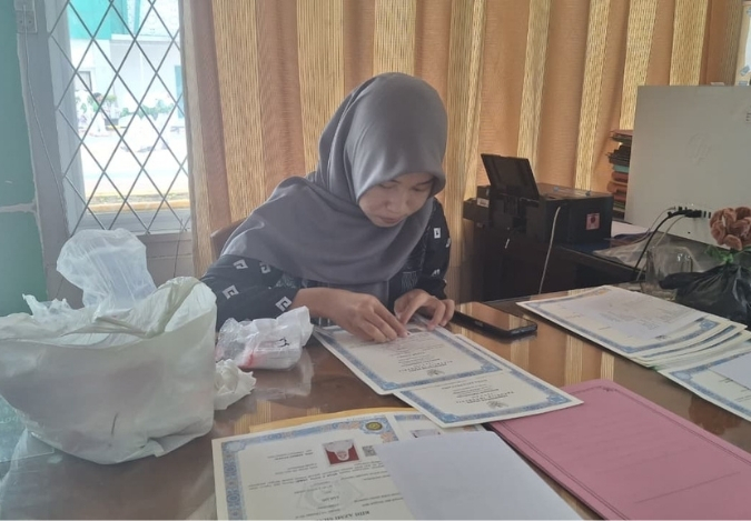 Mahasiswi PLP UIN STS Jambi Kembali Bantu Tugas Administratif