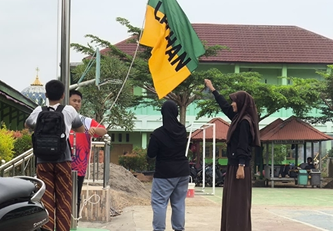 Kelas 9F MTsN 2 Kota Jambi Latihan Intensif Jelang Upacara Kelas 9F MTsN 2 Kota Jambi Latihan Intensif Jelang Upacara