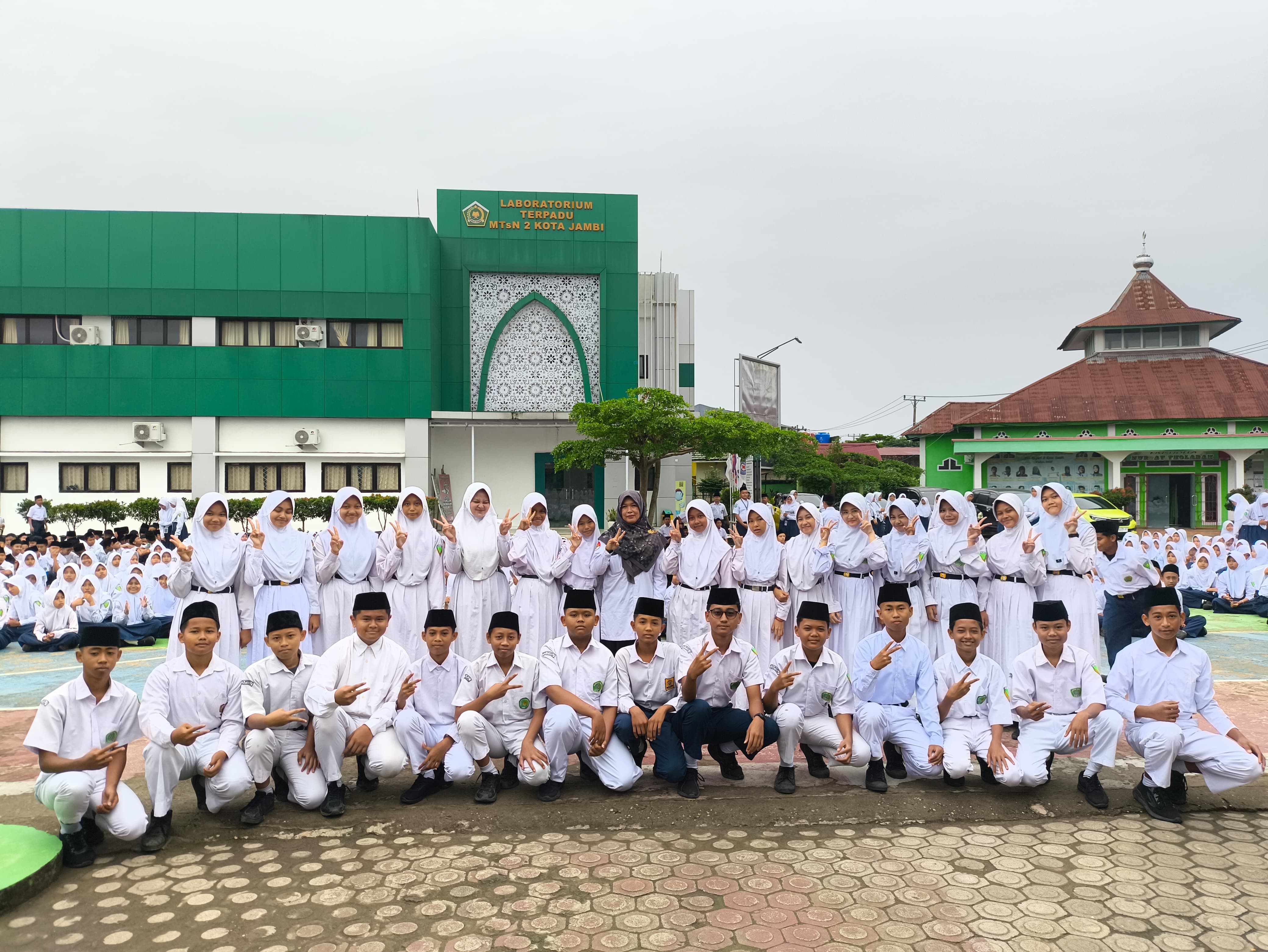 Kelas 9H MTsN 2 Kota Jambi Tampil Tertib dan Kompak sebagai Petugas Upacara Bendera Kelas 9H MTsN 2 Kota Jambi Tampil Tertib dan Kompak sebagai Petugas Upacara Bendera