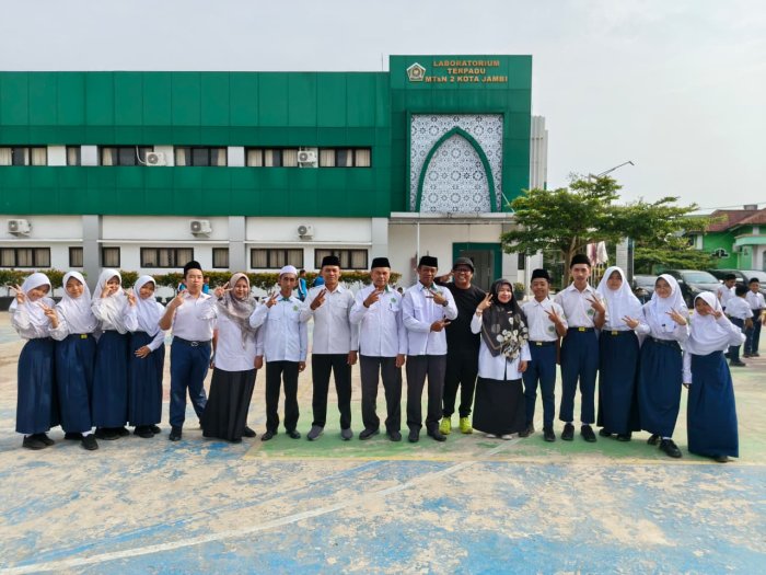 Kontingen Aksioma MTsN 2 Kota Jambi Siap Bertanding: Foto Bersama Jadi Simbol Semangat Juara