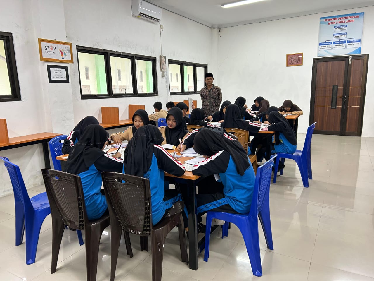 Kreativitas Kelas 8D dalam Menyusun Teks Laporan Observasi